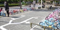 様々な色のレンタル自転車置き場