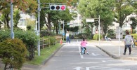 交通公園T字路の信号が赤の場面