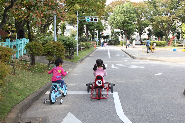 T字路交差点で停止する自転車とゴーカート