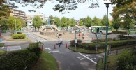 緑の歩道橋の上から撮影した交通公園