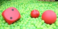 ボールプールにある大きな赤いボールと大きなサイコロ