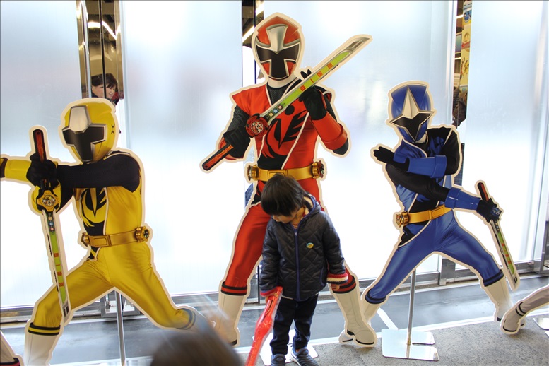 手裏剣戦隊ニンニンジャーの前で記念撮影