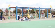 遊具広場脇にある屋根付きベンチ