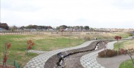 水遊びもできる公園のせせらぎ
