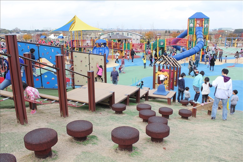 アスレチックの階段と広場の様子