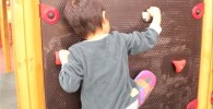 クライミングに挑戦の息子4歳