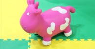 ピンク色の牛さんの幼児向け玩具