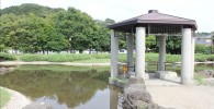 公園の四阿と池