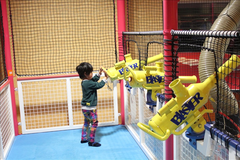 ボールが発射されるバズーカー