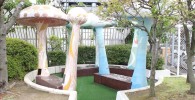 屋上のきのこのベンチ