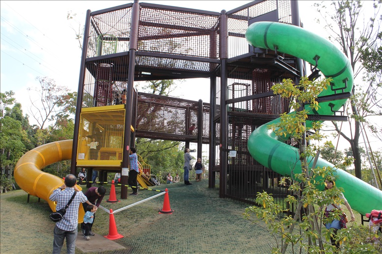 ズーラシア北門ちかくの大型アスレチック遊具