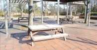 中央広場のテーブルベンチ（御勅使南公園）