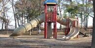 トンネル滑り台が付いている複合遊具（御勅使南公園）