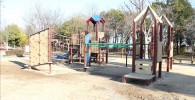 クライミングなどが付いている複合遊具（御勅使南公園）