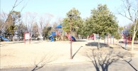 遊具のある大きな広場（御勅使南公園）