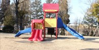 赤いミニ滑り台が付いた幼児向け遊具（御勅使南公園）