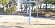 ロープのハシゴが付いた遊具（御勅使南公園）