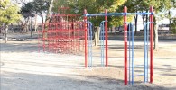 赤いジャングルジムと健康器具（御勅使南公園）