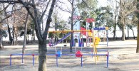 遊戯広場のカゴ付きブランコとその周辺（御勅使南公園）