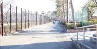 グラウンド横パークハウスへ行く道（御勅使南公園）