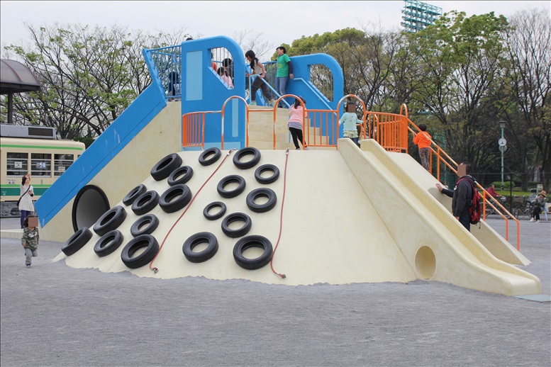 公園中央の大型複合遊具