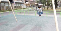 ブランコで遊ぶ児童