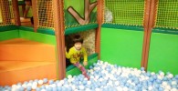ボールプールで遊ぶ子供の様子