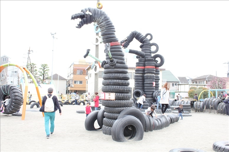 タイヤ怪獣が二体いる