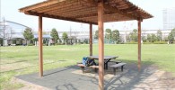 芝生広場前のパーゴラ
