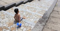 水遊びを楽しむ4歳児