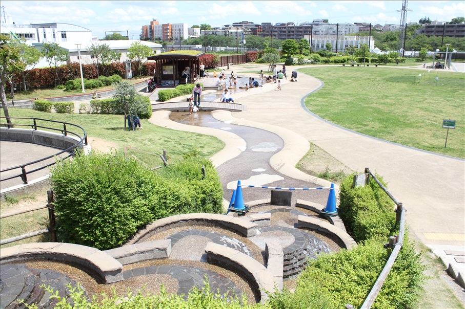 カッパーク鷺沼のじゃぶじゃぶ池と水の流れ全体写真