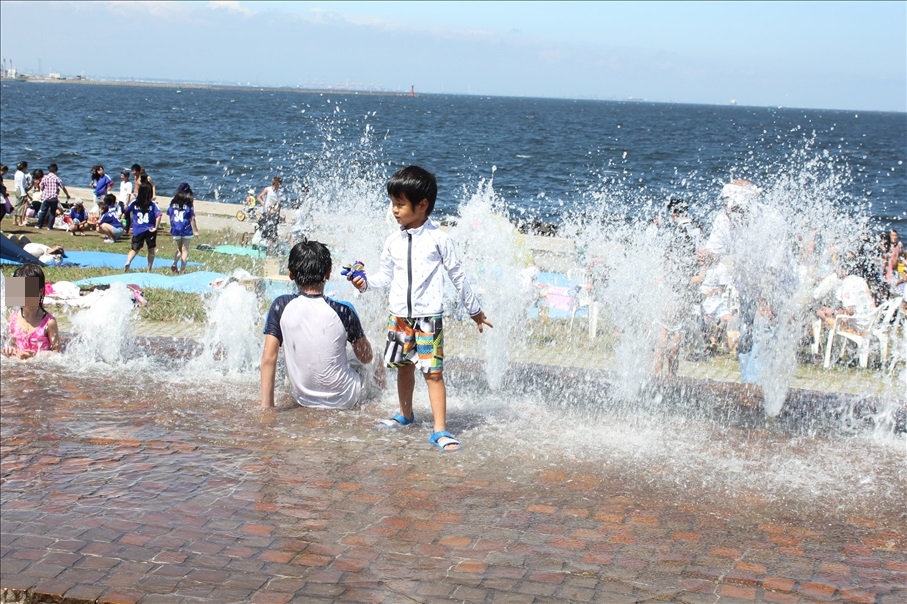 じゃぶじゃぶ池から出る噴水