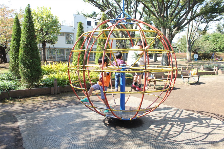 玉川野毛町公園の回転ジャングルジム
