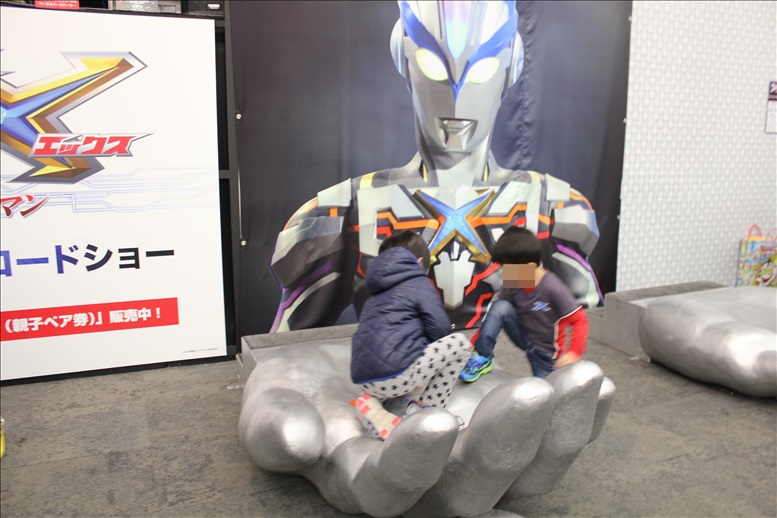 ウルトラマンXの手で遊ぶ子供