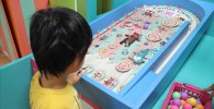 スマートボールに挑戦する子供