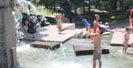 水鉄砲で遊ぶこども