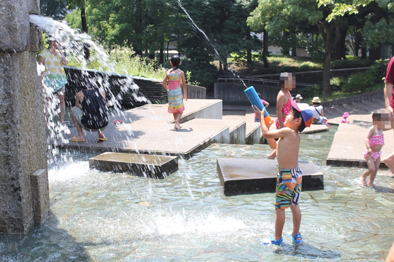 水鉄砲で遊ぶこども