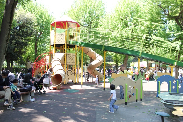 神宮外苑にこにこパークの遊具広場